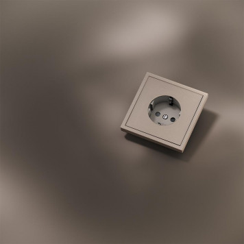 Накладка для розетки с заземлением и защитными шторками S70 Metal (платина) VLSM000710-2
